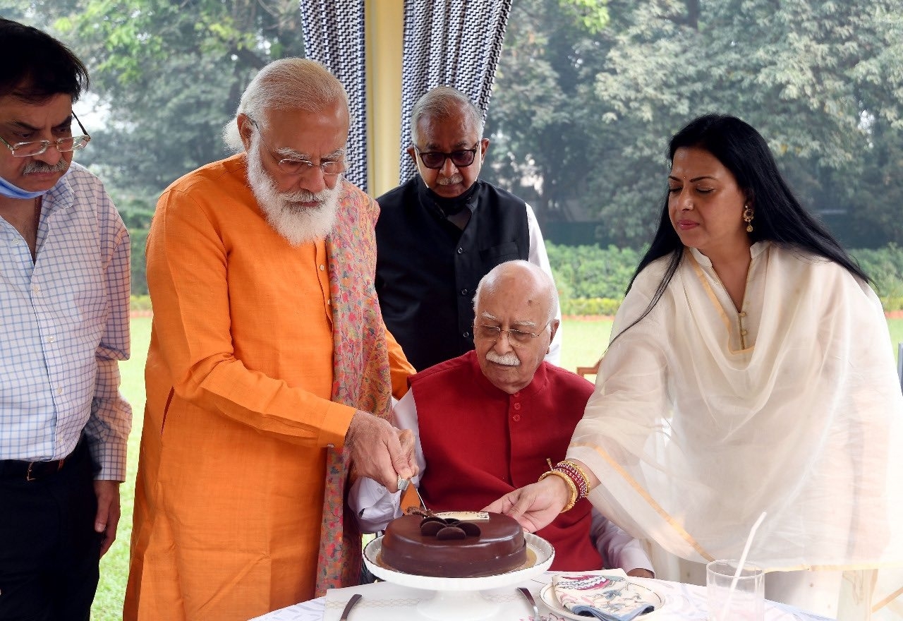 Modi helps Advani cut cake on his 93rd birthday, calls him ‘inspiration’