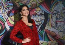 Sunny Leone shared her 'mood' with fans