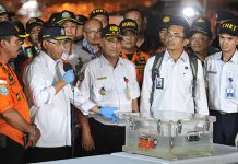 JAKARTA, Nov. 1, 2018 (Xinhua) — Indonesia’s Transportation Minister Budi Karya Sumadi (2nd L) speeks during a press conference about Flight Data Record (FDR) of the crashed Lion Air JT 610 at the Tanjung Priok port, Jakarta, Indonesia, Nov. 1, 2018. A b