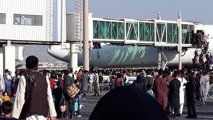 Chaos as people running onto Kabul airport runways to board flights.(Pic credit: Twitter)