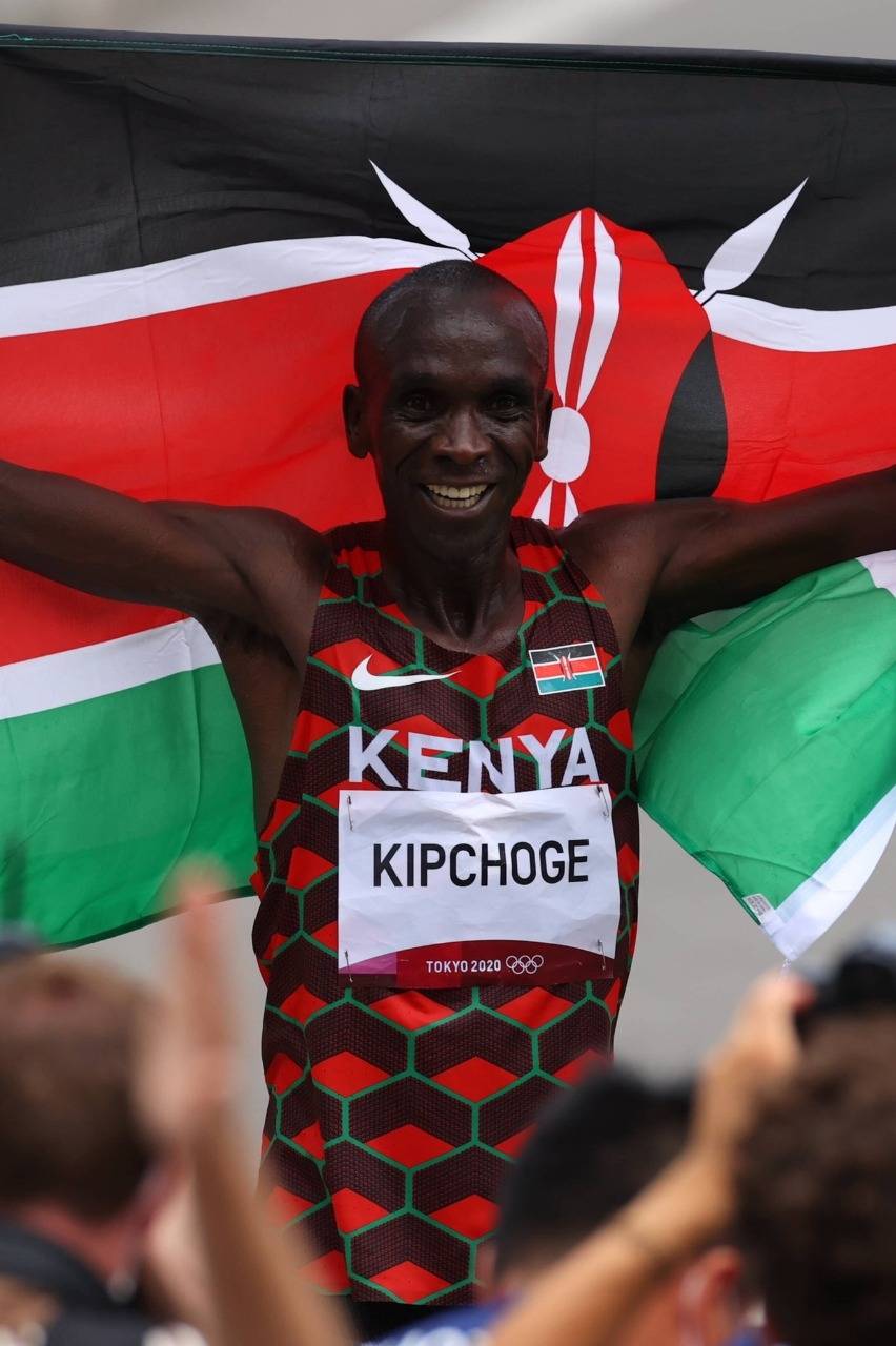 Olympics (marathon): Eliud Kipchoge of Kenya retains his title