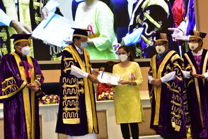 The Vice President, Shri M. Venkaiah Naidu presenting awards to students during the convocation ceremony of the University College of Medical Sciences (UCMS) at Vigyan Bhawan in New Delhi on September 25, 2021Photo by Hamid Ali)