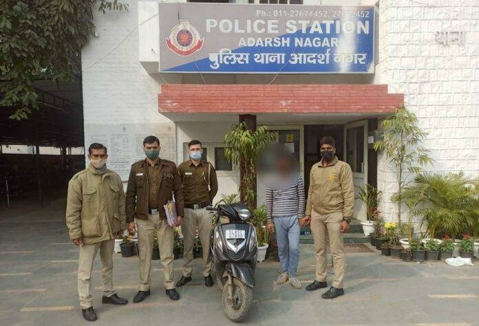 One desperate snatcher nabbed by staff of ps adarsh nagar.