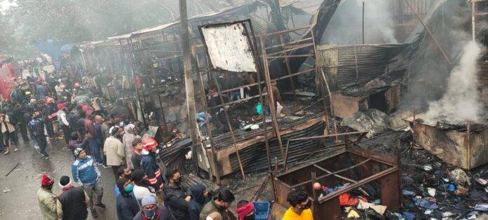 A massive fire broke out in the market in front of Red Fort, 13 fire tenders on the spot, no casualties