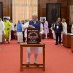 New Delhi :Prime Minister Narendra Modi casts his vote in the 16th Presidential election, at the Parliament in New Delhi on Monday, July 18, 2022. (Photo:Twitter/@narendramodi)