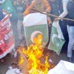 Bihar: Angry BJP leaders burnt effigy of Bhutto for making indecent remarks on PM Narendra Modi.