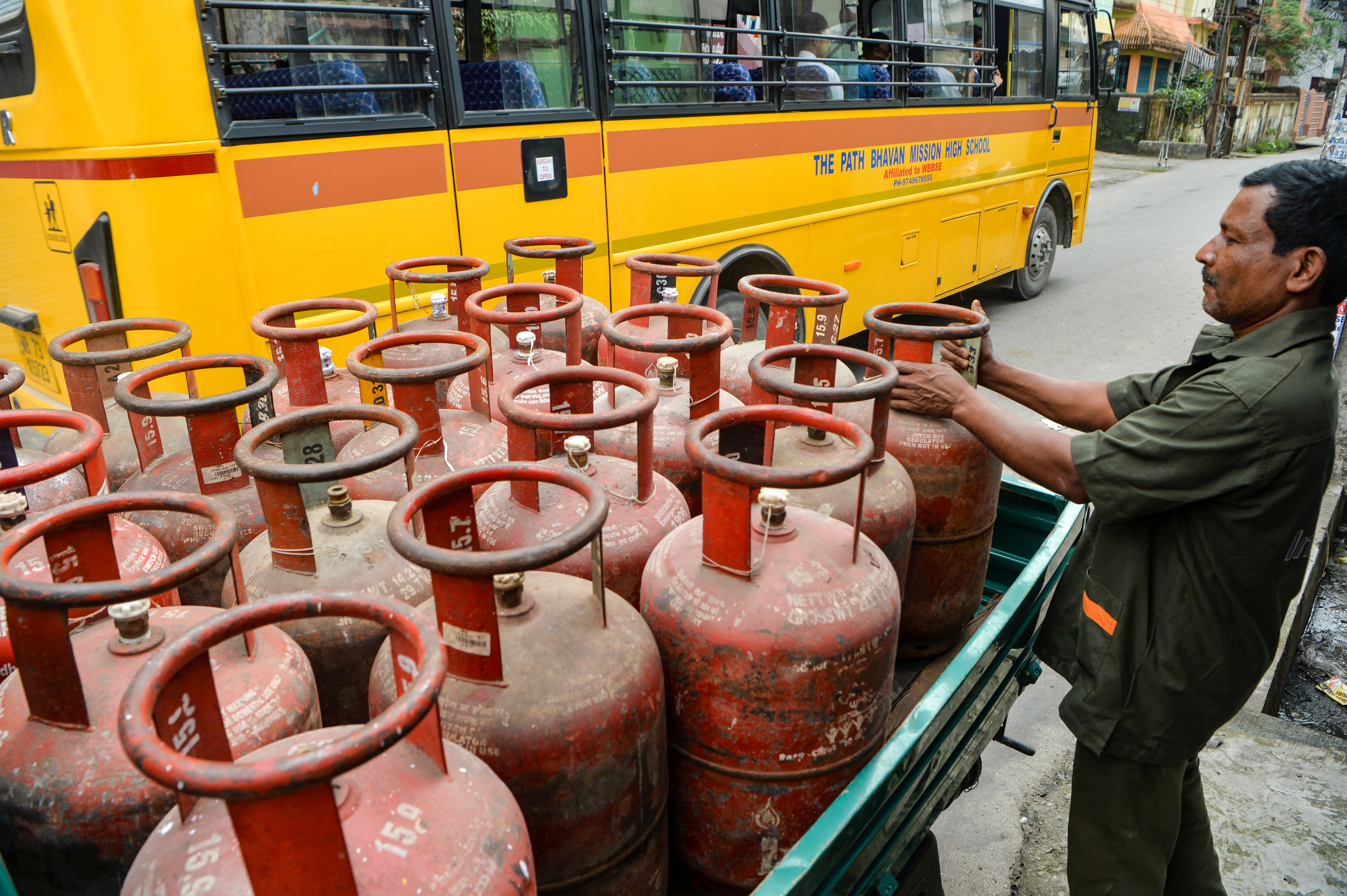Siliguri: LPG Cylinder Delivery Amid Clarification on Refill Booking Reports
